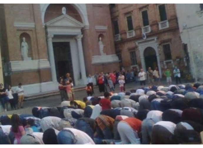 Una recente preghiera islamica davanti al Duomo di Jesi